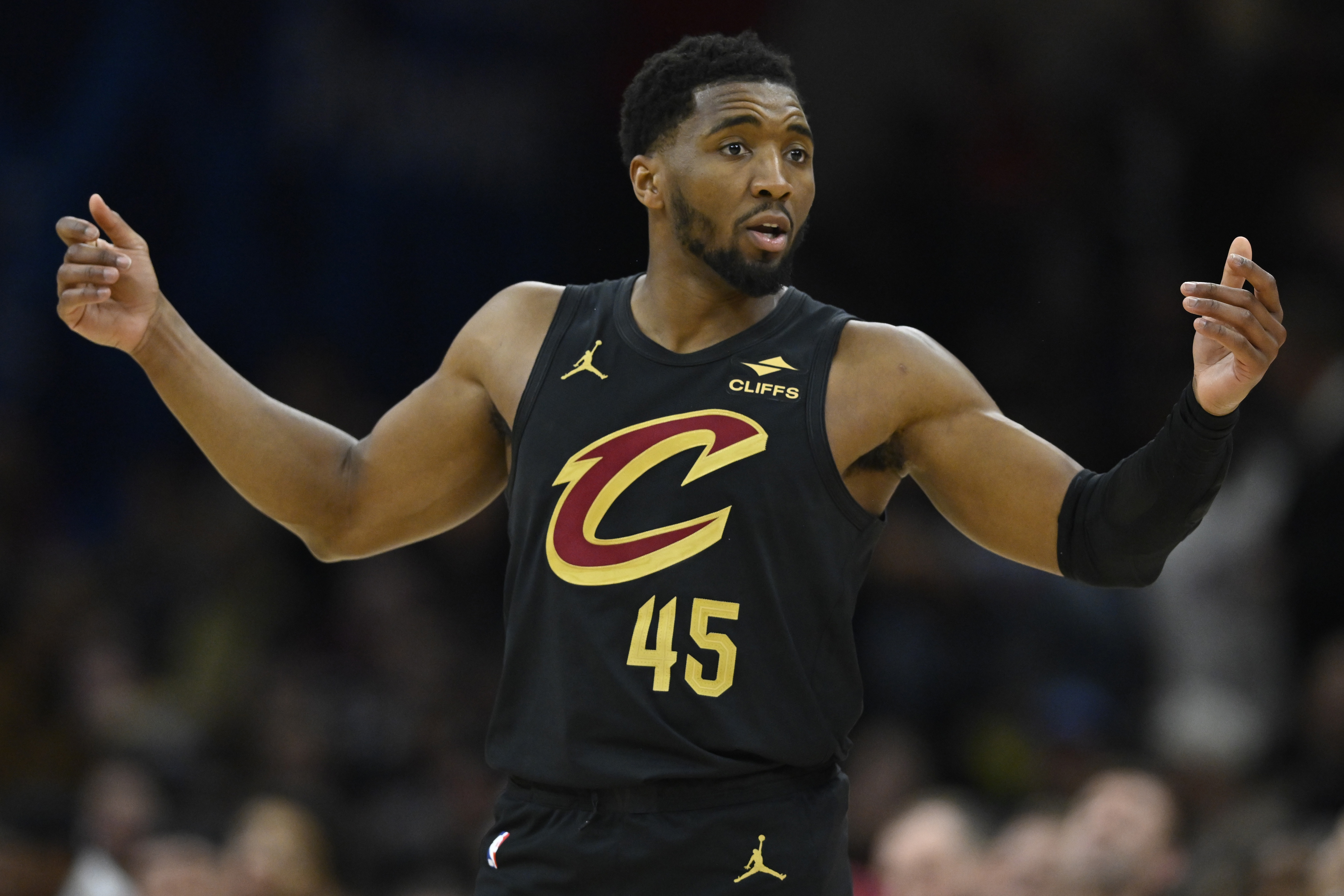 球速体育网址-再加把劲儿！米切尔半场首发17分钟 13中6&amp;三分4中1砍16分2板