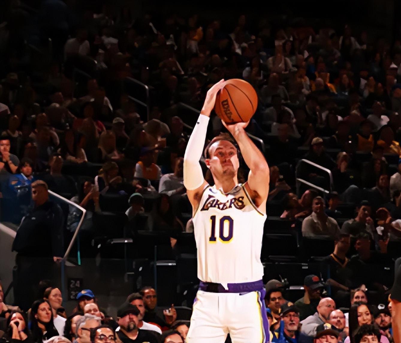 球速体育网址-湖人128-104国王3喜1忧！肯纳德+2配角太好用，艾顿作用太低！