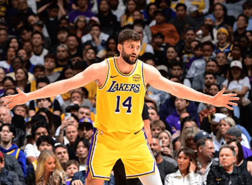 球速体育网址-湖人128-104国王3喜1忧！肯纳德+2配角太好用，艾顿作用太低！